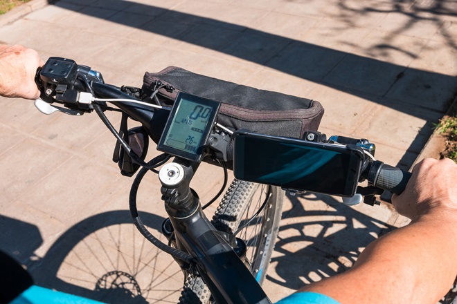 tableau de bord d'un vélo électrique avec un smartphone